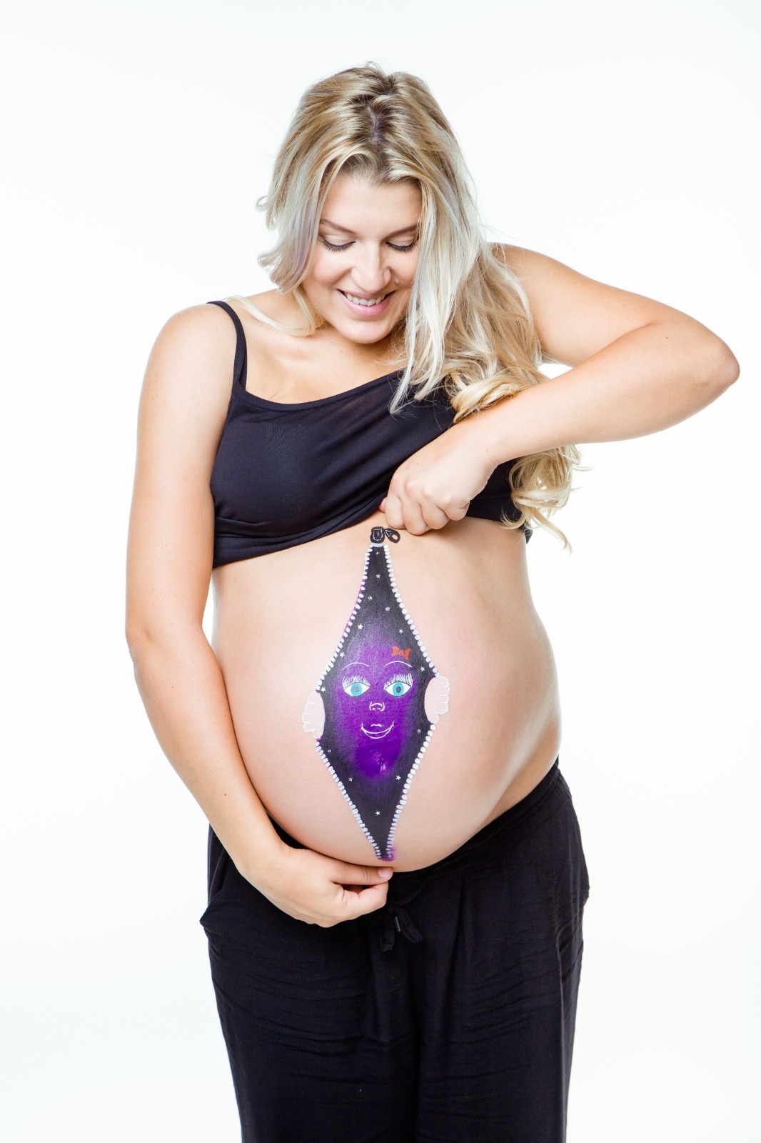 Belly paint kunstwerk op een zwangere buik door Schmink Squad