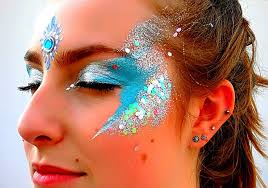 Festival schmink met glitters rond het oog, gemaakt door Schmink Squad