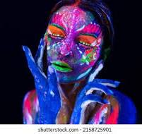 Glow in the dark schmink dat oplicht onder UV-licht, gemaakt door Schmink Squad