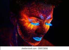 Glow in the dark schmink met felle kleuren onder zwart licht