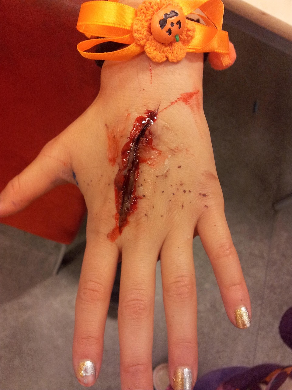 Realistische special effects wond op een hand, gemaakt door Schmink Squad