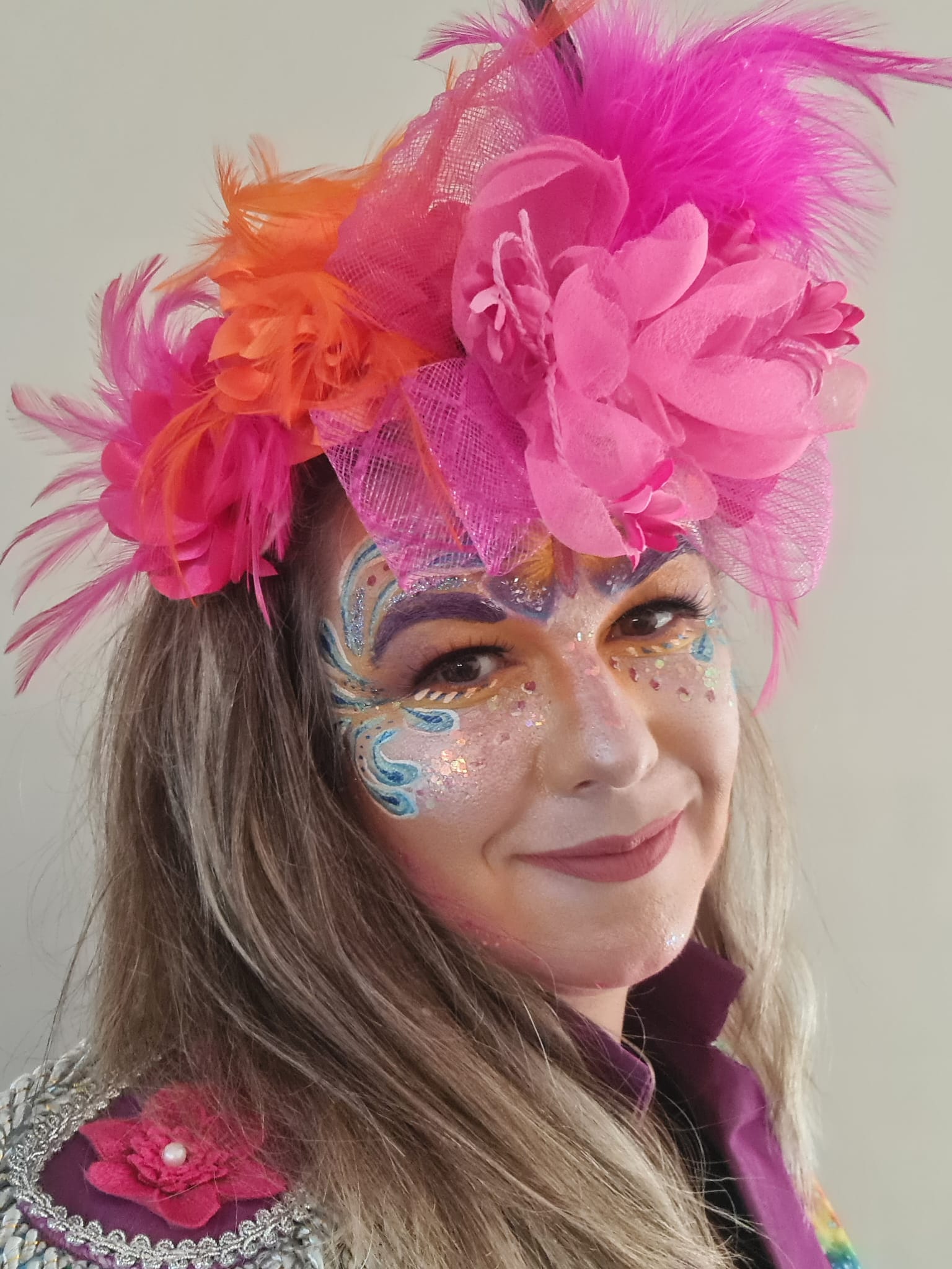Vastelaovend schmink met glitters en een kleurrijke hoofdtooi door Schmink Squad